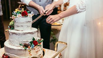 Se casaron y ahora reclaman dinero por cada porción de torta a los invitados