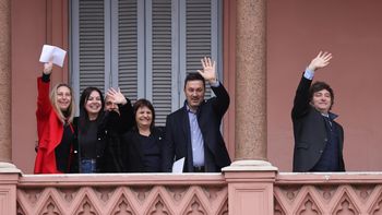 Javier Milei salió al balcón de la Casa Rosada tras la reunión de Gabinete y defendió a su asesor político, Santiago Caputo, en medio de la interna con senadores de LLA por los pliegos de la Corte Suprema de Justicia. Foto: Presidencia.