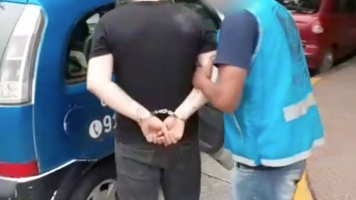 Encontró al abusador de su hija de 12 años y lo ató a un poste de luz