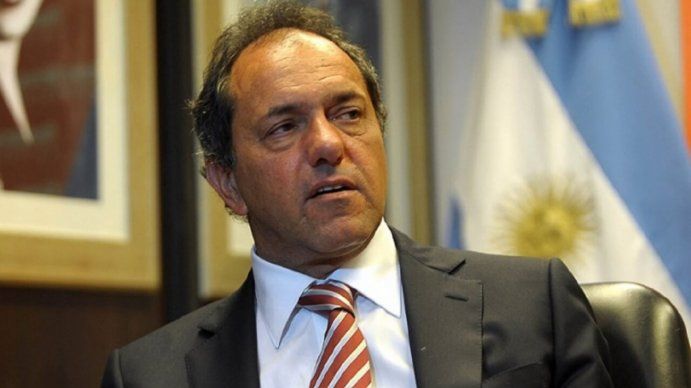 Scioli relajado: fue a la recibida del premier italiano y charló animadamente con Frigerio