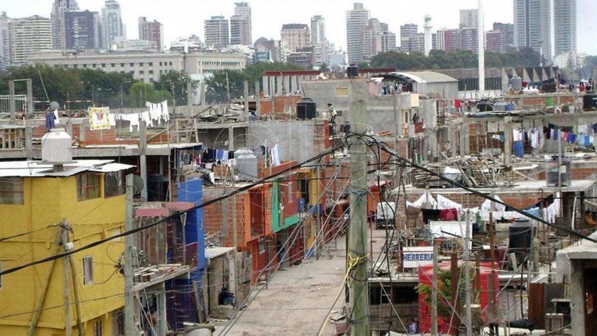 El Senado empieza a debatir la ley de regularización de villas que acordó el Gobierno con los movimientos sociales
