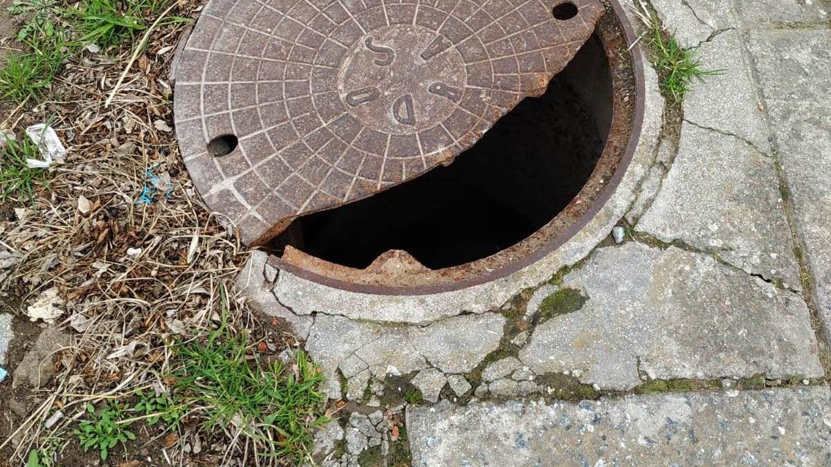 Un joven cayó en un pozo ciego al pisar la tapa que estaba floja.&nbsp;