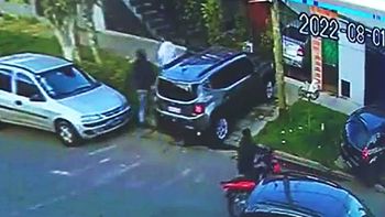 Video: a los gritos, una mujer evitó que dos motochorros le roben el auto en Wilde