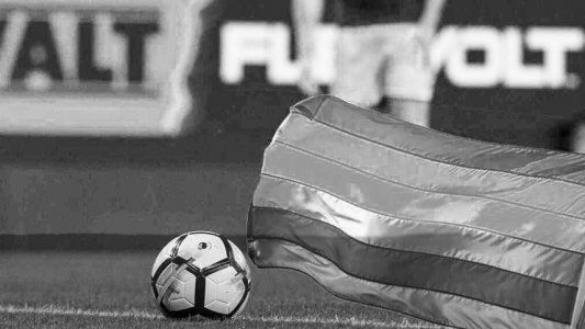 Un futbolista de la Premier League reveló que es homosexual en una carta anónima