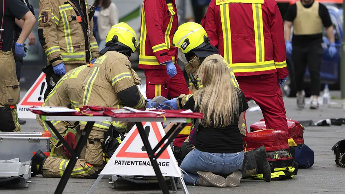 La Policía de Berlín confirmó este miércoles que&nbsp;una persona falleció y al menos otras ocho resultaron heridas tras el atropello masivo por parte de un conductor (Foto: AP).