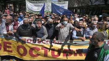 La CGT marchó en la Ciudad después de un acto contra el ataque al memorial de las piedras
