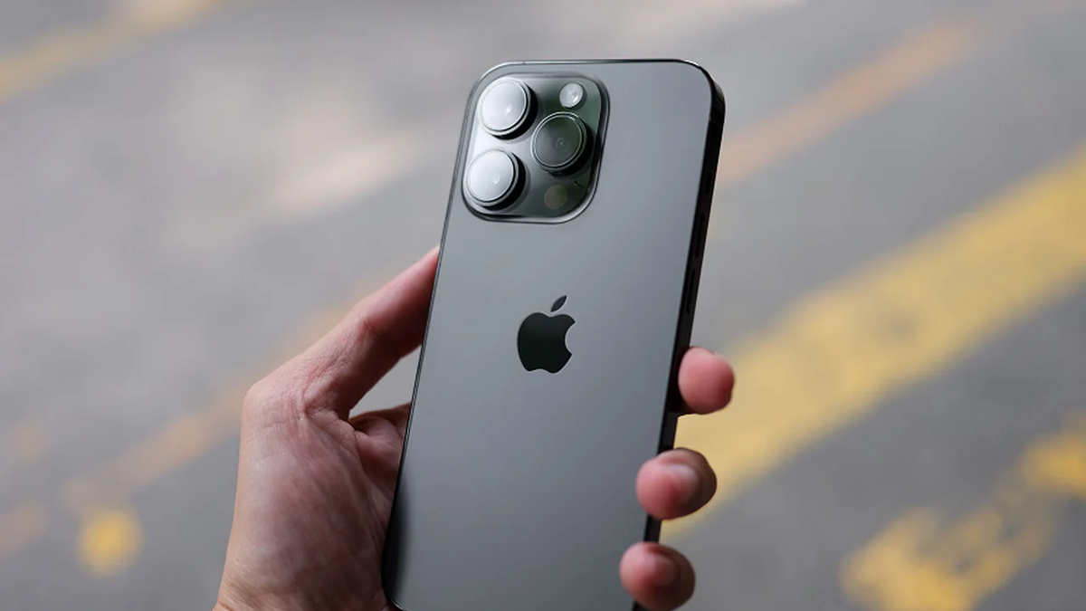 Revisar el número de modelo y los accesorios originales permite distinguir si un iPhone es nuevo o usado
