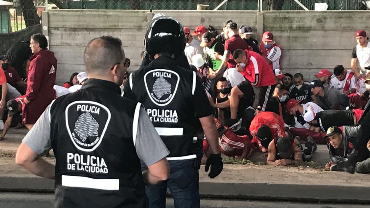 Detuvieron a más de 150 miembros de la barra de River.