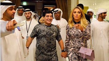 El mega beso de Rocío Oliva a Diego a Maradona por su cumpleaños