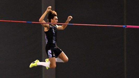 El sueco Armand Duplantis quebró su propio récord mundial en salto con garrocha
