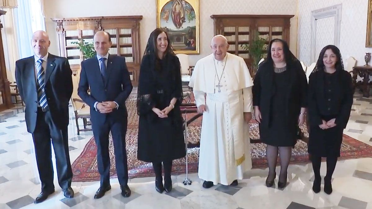 El papa, en los videos y las fotografías apareció de buen humor y sonriente durante su encuentro con Victoria Villarruel. (Foto: Captura de TV)