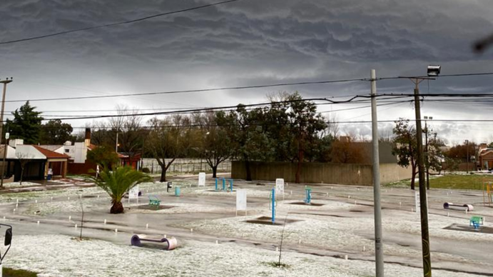 Una tormenta de granizo cubrió de blanco las calles de Saladillo