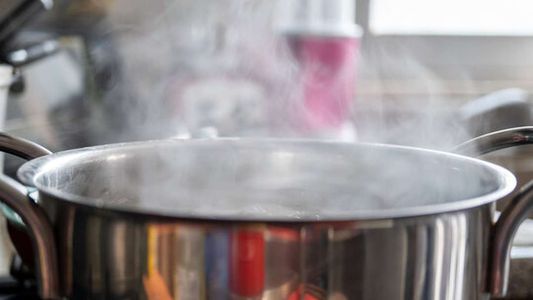 Asesinó a su esposa empujándola a una olla de agua hirviendo: no irá preso por femicidio