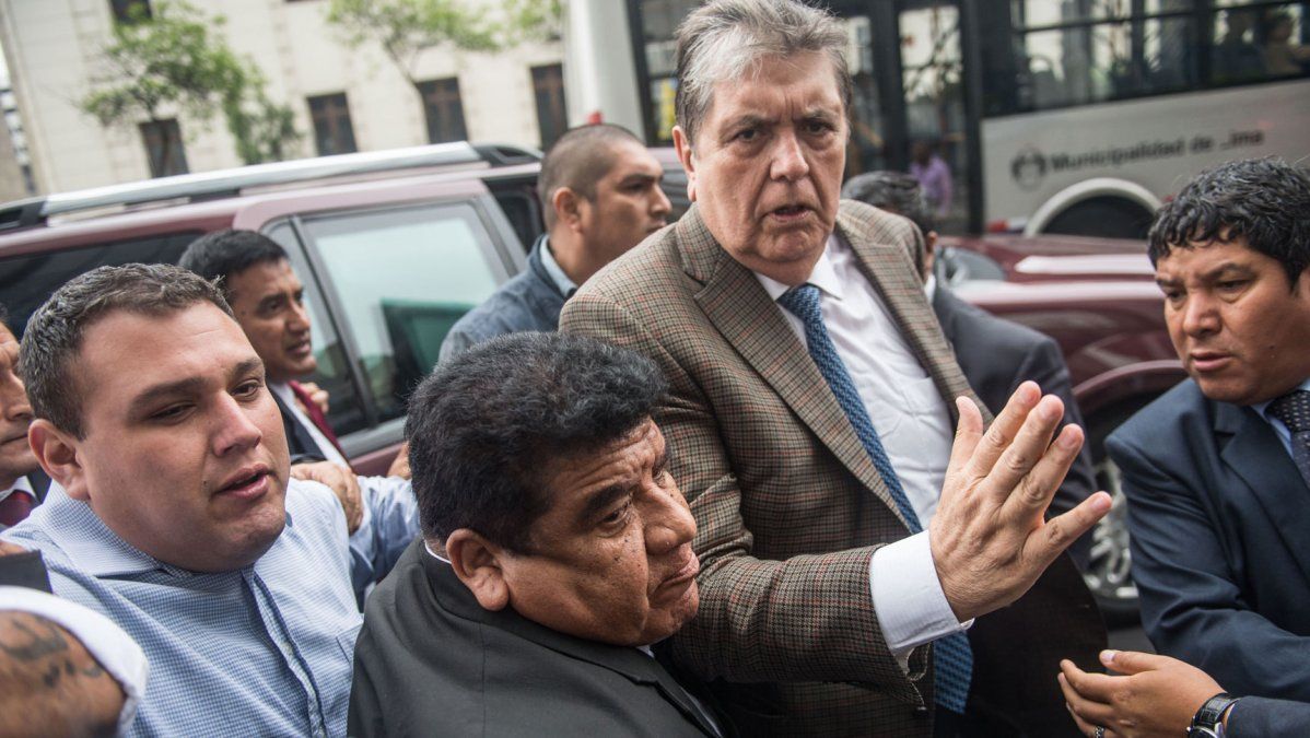Murió el ex presidente de Perú Alan García: se había disparado en la cabeza cuando iban a detenerlo