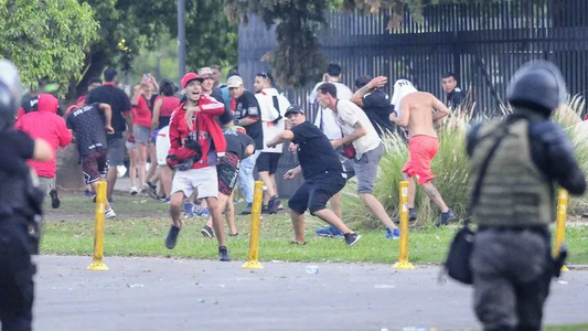 Enfrentamientos entre los hinchas de Newells y la Policía tras la derrota frente a Rosario Central en el clásico