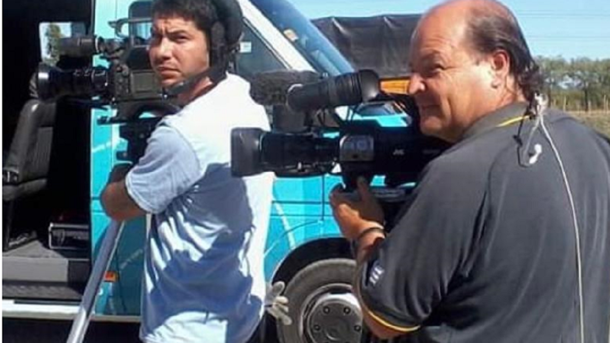 Miguel junto a su hijo Diego, también camarógrafo del canal.