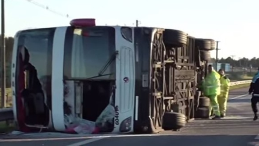 Vuelco en la ruta 2: el conductor del micro y tres pasajeros continúan internados