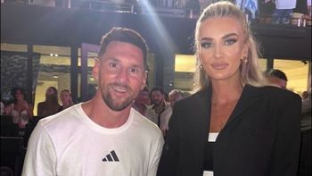 Lionel Messi, junto a Kaylyn Kyle, una exfutbolista y periodista canadiense. Lionel Messi, junto a Kaylyn Kyle, una exfutbolista y periodista canadiense.