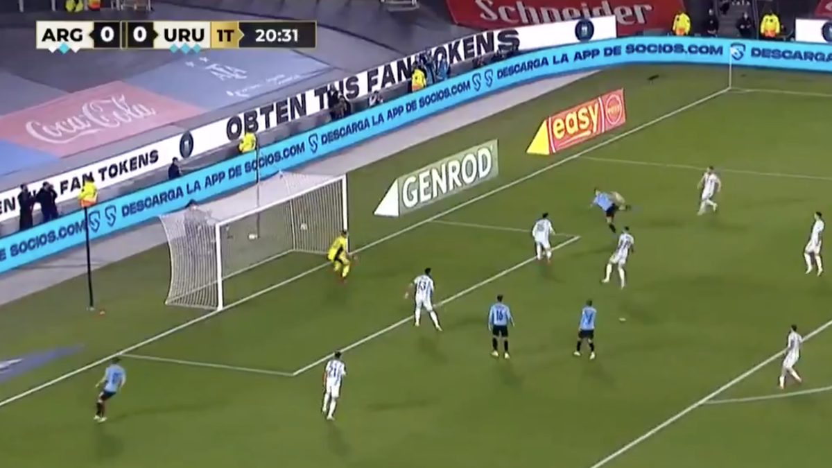 Dibu Martínez la figura de Argentina ante Uruguay.&nbsp;