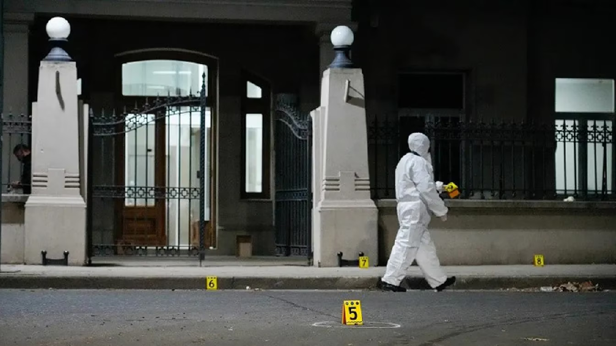 Mataron a balazos a un policía frente a la Agencia de Investigación Criminal de Rosario. (Foto: TN)