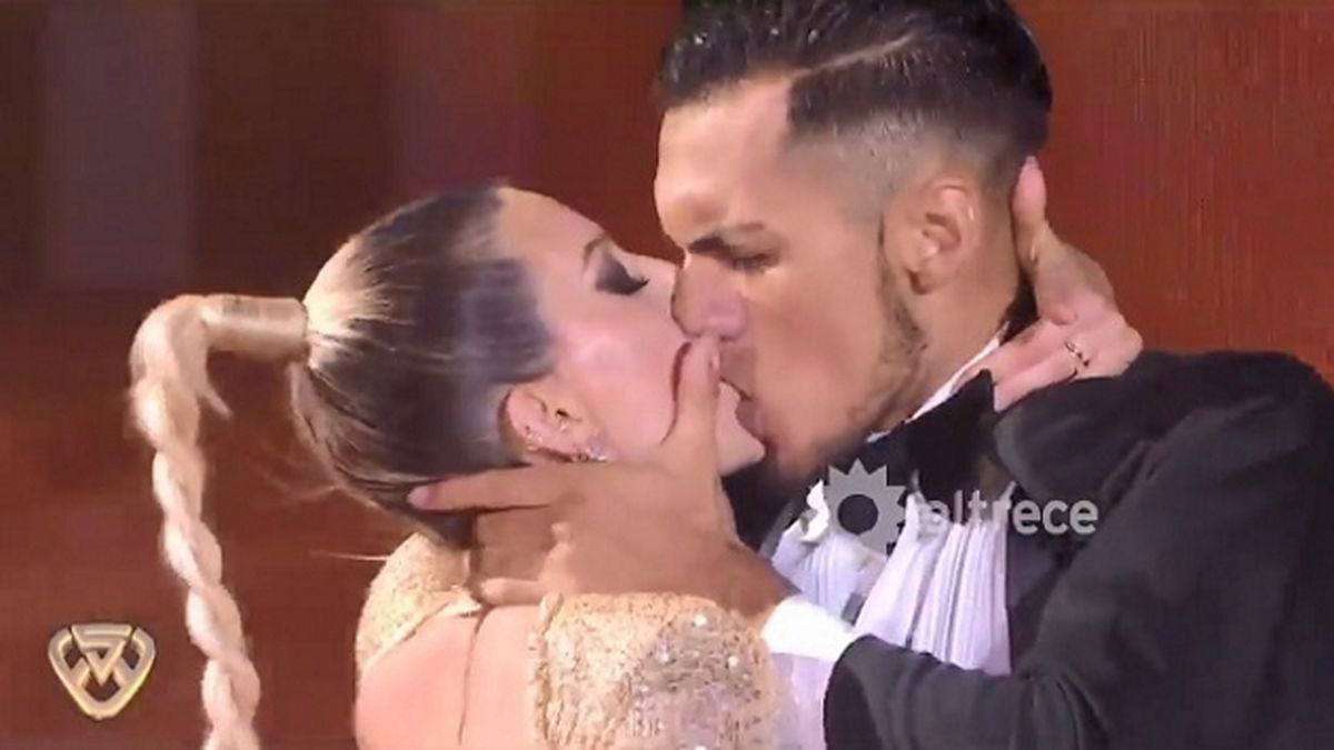 El fogoso beso de Noelia Marzol con Jonathan Lazarte que desat&oacute; el cruce con Jimena Bar&oacute;n en ShowMatch.&nbsp;