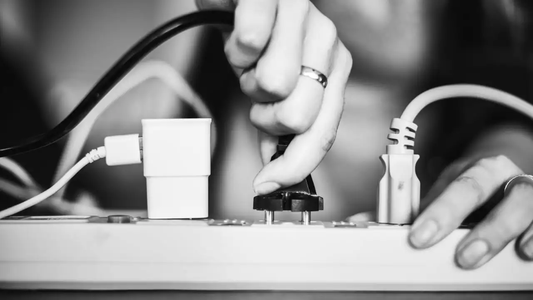 Los peligros de dejar enchufados los cargadores