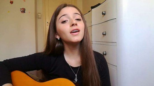 Una rosarina de 16 años conmueve en las redes con su versión de Shallow