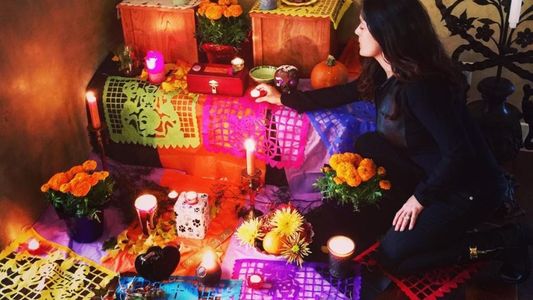 Salma Hayek dedica ofrenda de Día de Muertos a sus mascotas