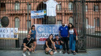 Maradona, barras, docentes y la cultura del aguante invadieron al gobierno de Alberto