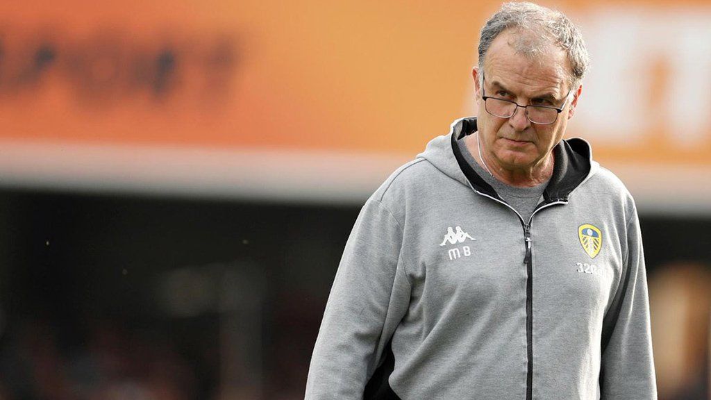 Las 24 fotos de Marcelo Bielsa, luego de que se convirtiera en tendencia mundial por su gesto Fair Play