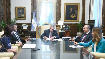 Alberto Fernández, Juan Manzur, Sergio Massa, Kelly Olmos y Victoria Tolosa Paz. (Presidencia) Alberto Fernández, Juan Manzur, Sergio Massa, Kelly Olmos y Victoria Tolosa Paz. (Presidencia)