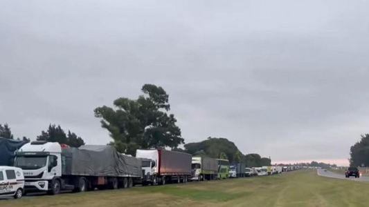 Choques entre un micro y camiones dejó una víctima fatal: la madrugada trágica en la Ruta 9