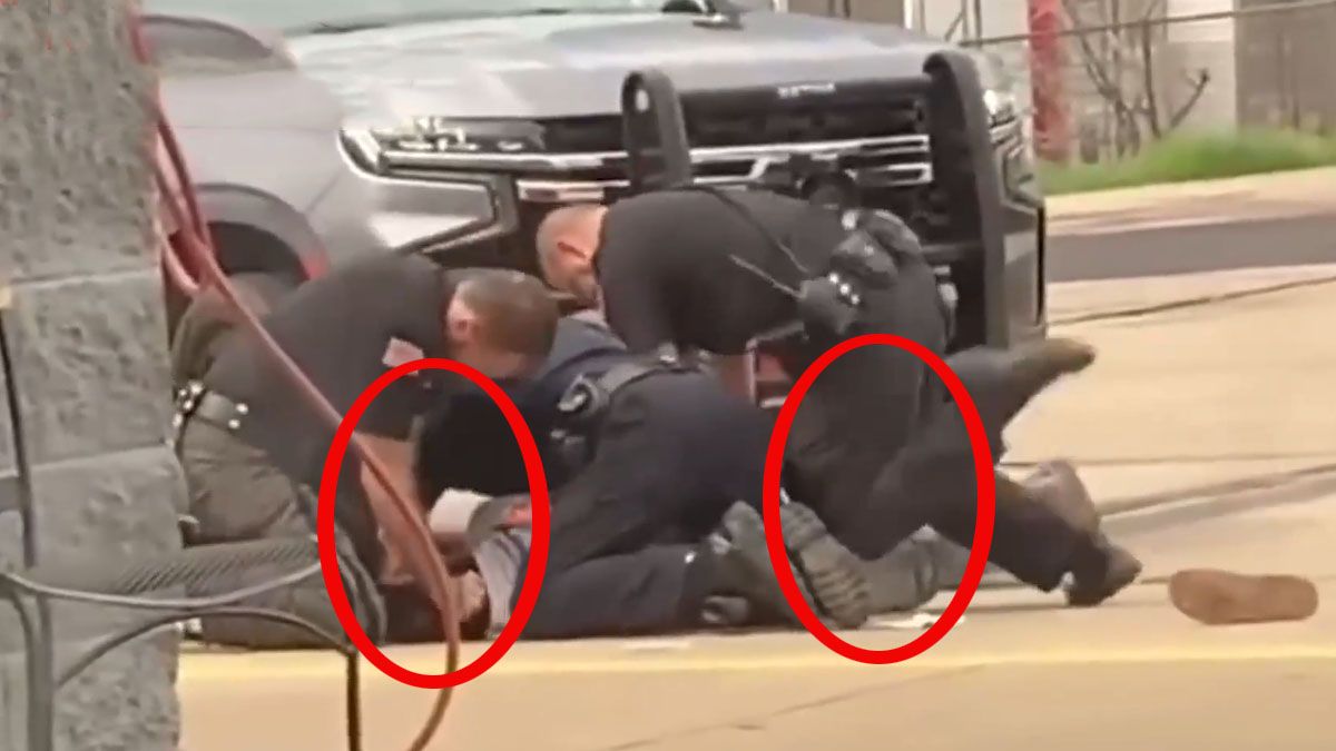 Los policías le aplican trompadas y rodillazos a una persona para detenerlo en Arkansas, Estados Unidos (Foto: Gentileza 5News)