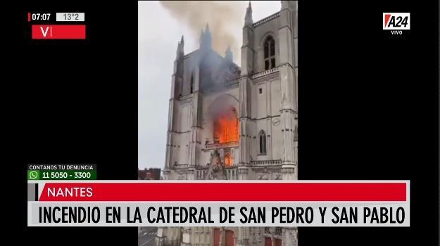 Incendio en la Catedral de San Pedro y San Pablo en París