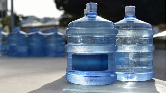 No tires el bidón de agua, tenés un tesoro: esta es la mejor forma de reciclarlo en tu casa