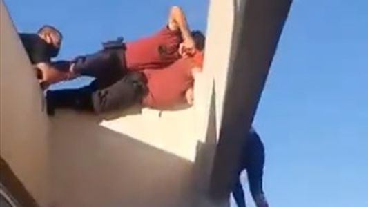 Así rescató la policía de la Ciudad a una mujer que se quería tirar de una cornisa en San Telmo