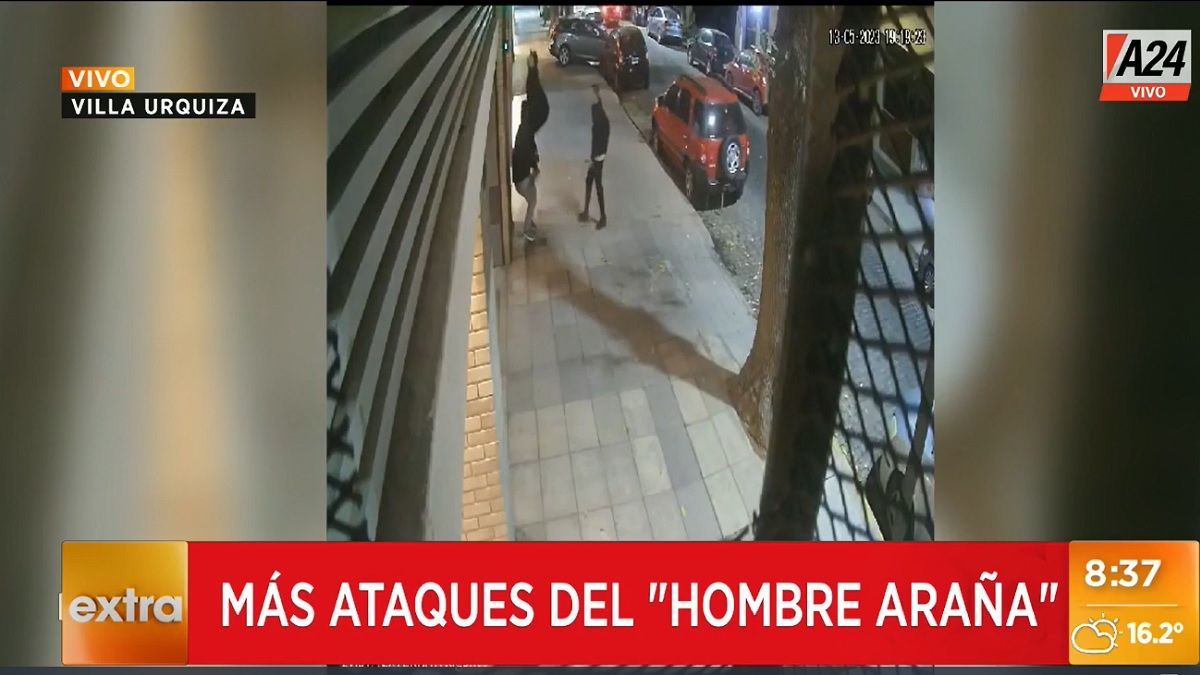 Así trepaba el hombre araña en Villa Urquiza. Foto: captura de video.&nbsp;