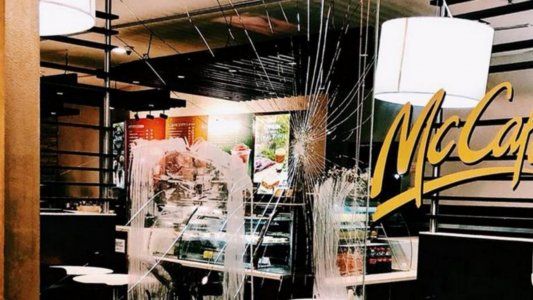 Bomba de olor, destrozos y gritos: un grupo de personas interrumpió la proyección de la película de la hija de Macri