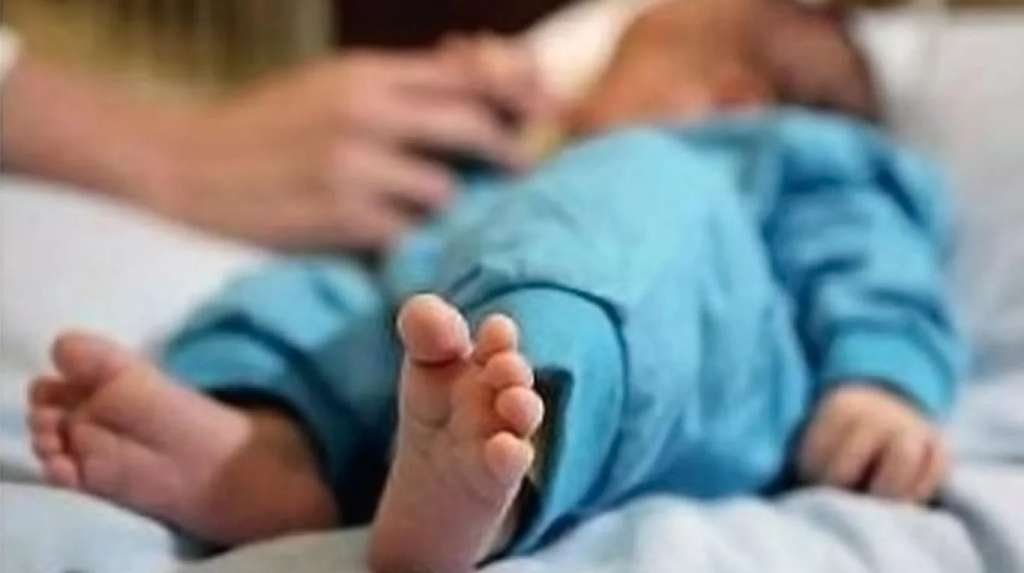 Encontraron un bebé abandonado envuelto en unas mantas