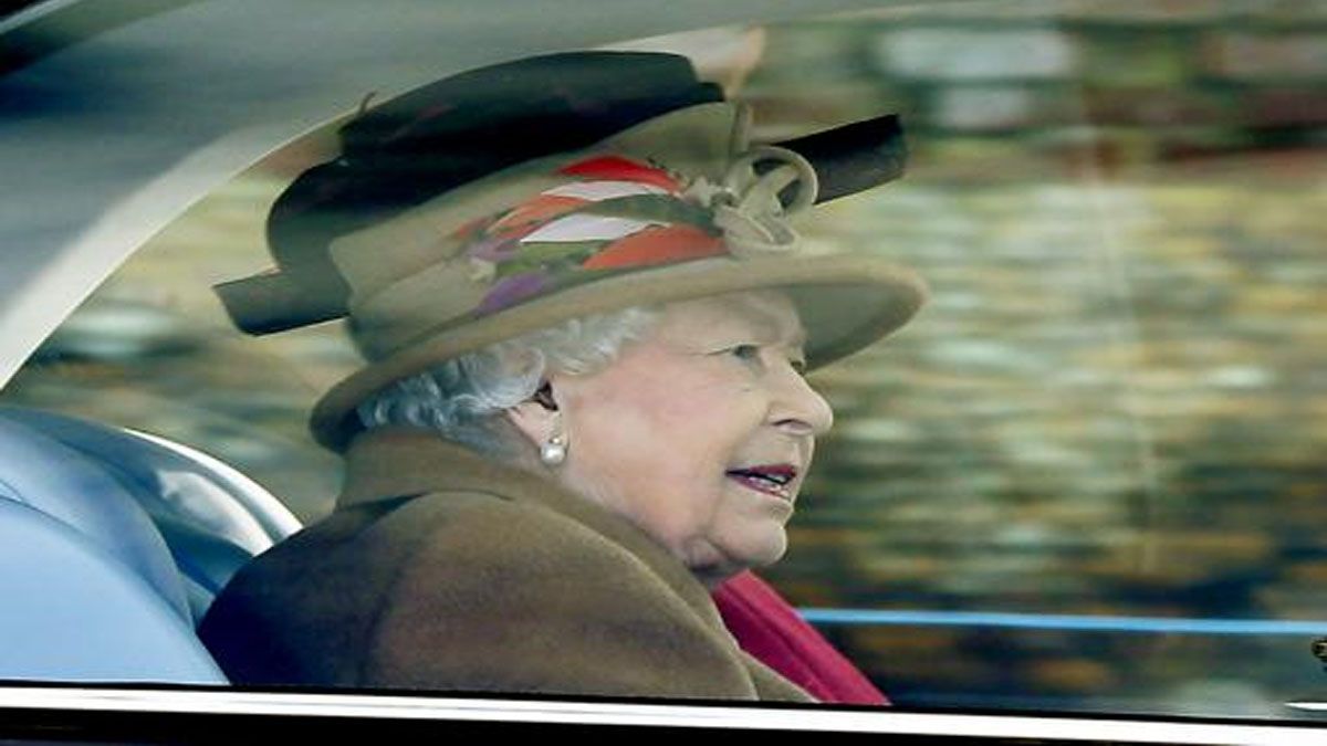 La reina pasa en auto y se ve un audífono en su oreja derecha( Foto: Archivo)