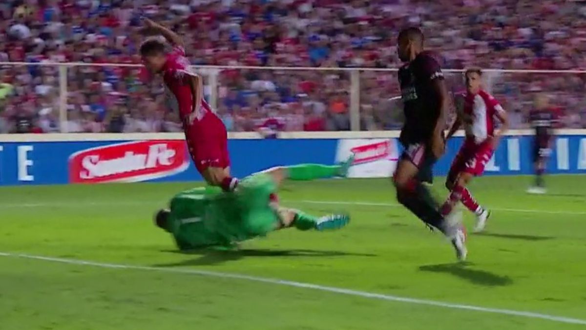 Armani llegó a la pelota pero Pitana cobró penal en contra de River.