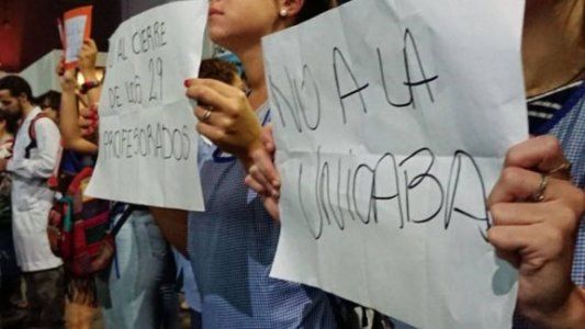 La política se mete en la Feria del Libro: docentes escracharon a funcionarios de Cambiemos