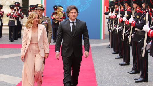 Milei se reunió con el papa León XIV y vigila desde Europa la agenda política local