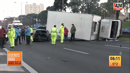 Choque y vuelco en Av. General Paz: un camión aplastó a un auto