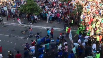Tucumán: piedras y palazos en el cierre de campaña de Juan Manzur