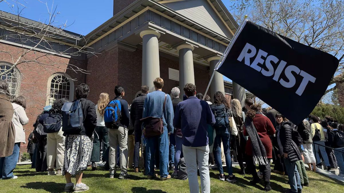 Las visas estudiantiles de Harvard, en riesgo por decisión del gobierno republicano Las visas estudiantiles de Harvard, en riesgo por decisión del gobierno republicano