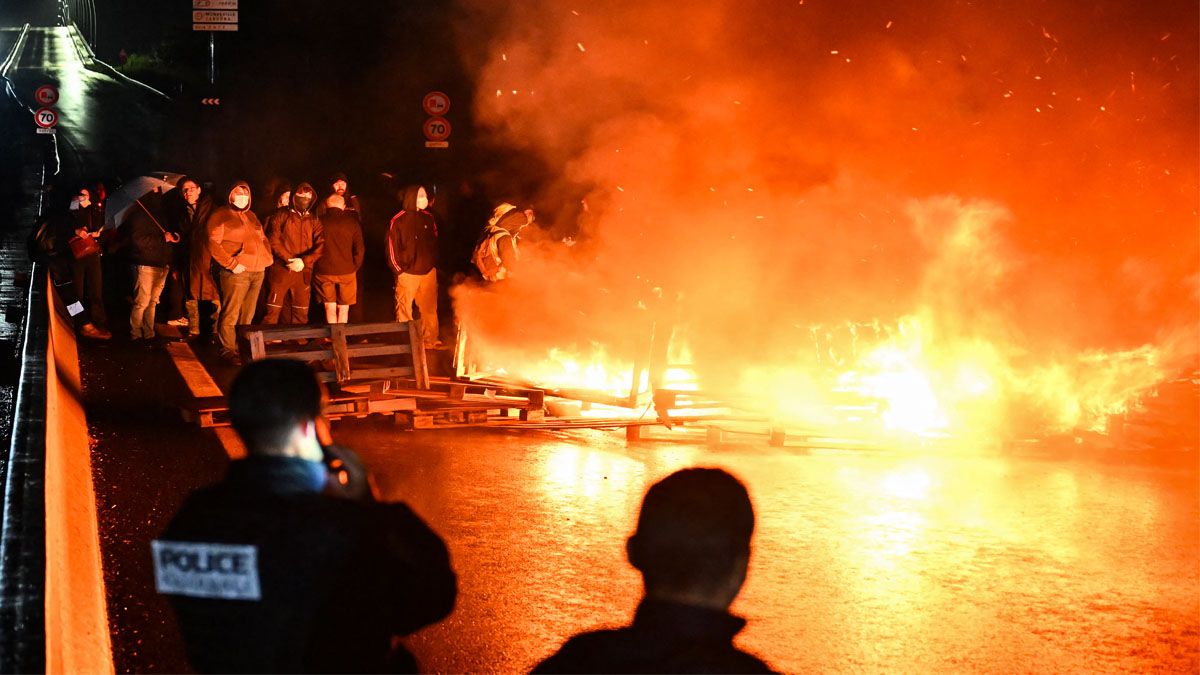 Hubo cartes cortadas con tachos y todo tipo de elementos incendiados. (Reuters)