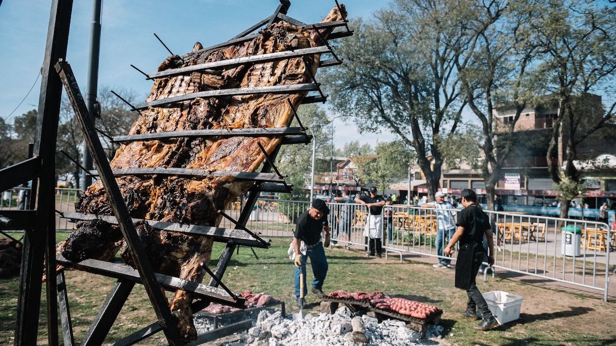 La Feria de Mataderos será el espacio para vivir una experiencia dedicada a los amantes de las brasas (Foto: Descubrir Buenos Aires).