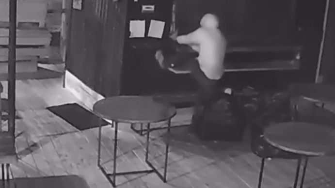 La extraña cábala femenina de un ladrón antes de entrar a robar semidesnudo a un bar