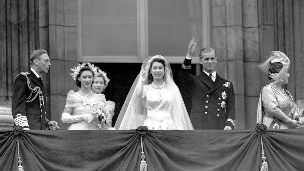 El día del casamiento de Isabel II - aún princesa - con Felipe, el 20 de noviembre de 1947. El rey, Jorge VI, en el extremo izquierdo del balcón de Buckungham. (Foto: CTV NEWS)  